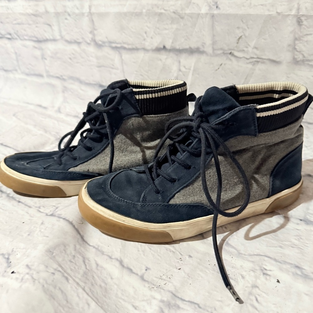 Old Navy bale and Gray Sneakers